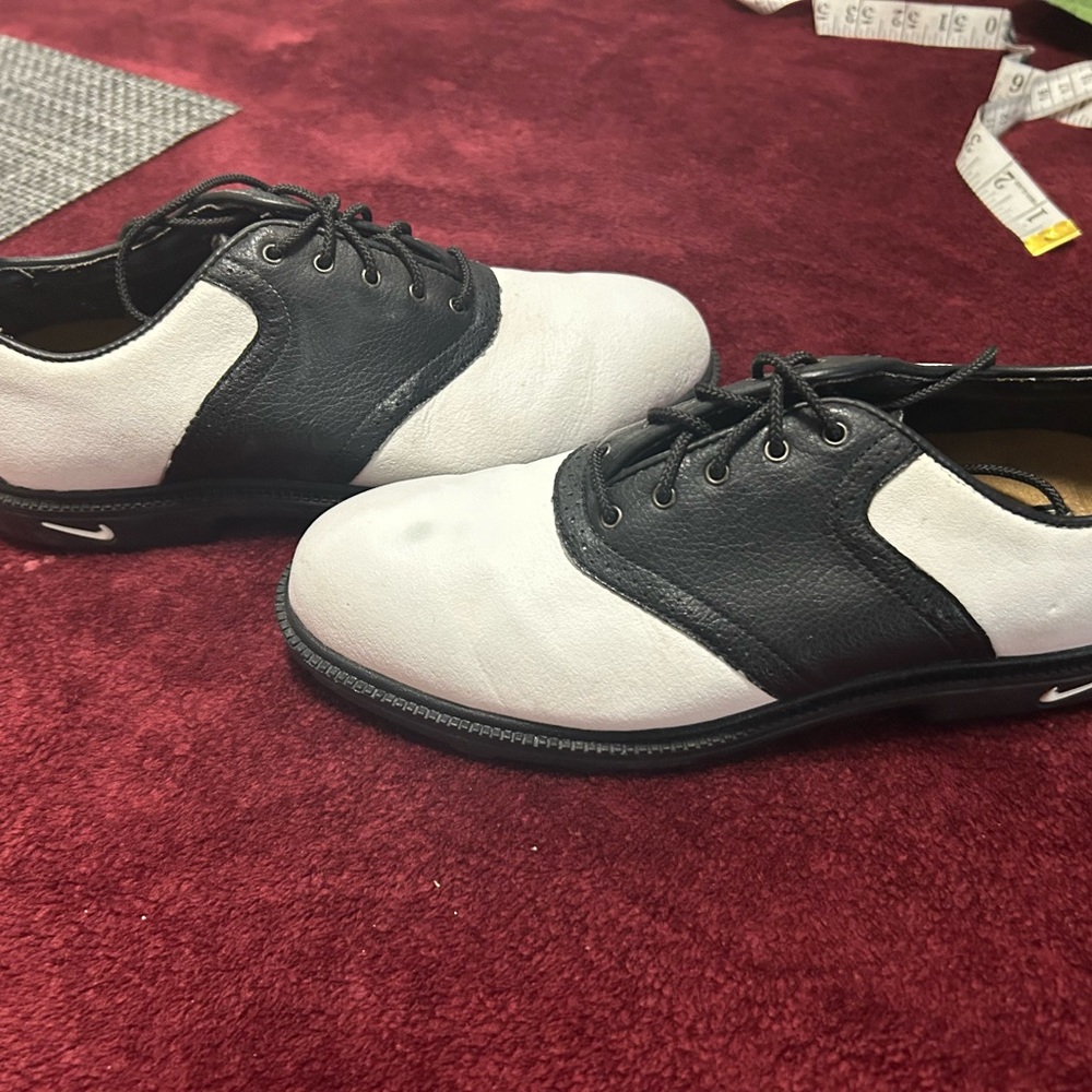 Nike golf shoes-3 1/2–great shape! Looks larger!great shape sporty